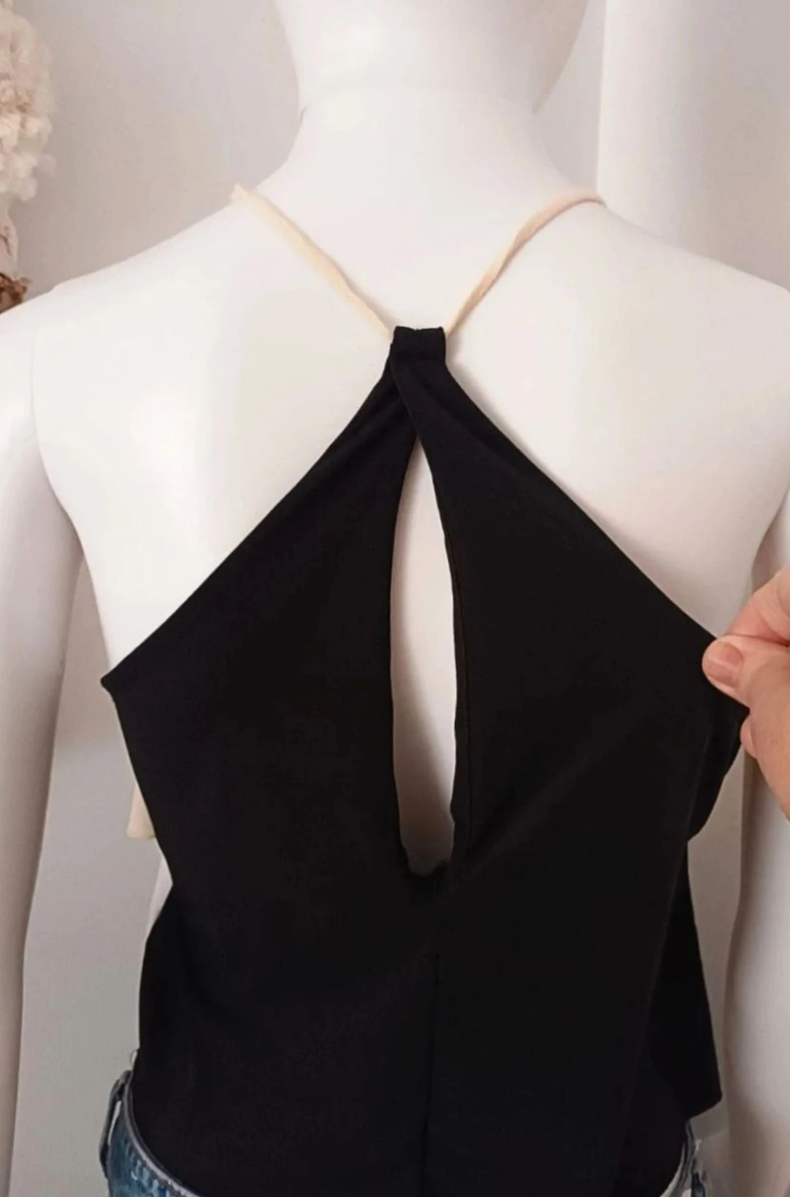 Beige halter top met drie lagen in zwart en wit – photo 5